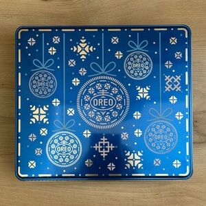 🟢 {3/$15} Oreo Holiday Cookie Tin - 8.5” x 7”